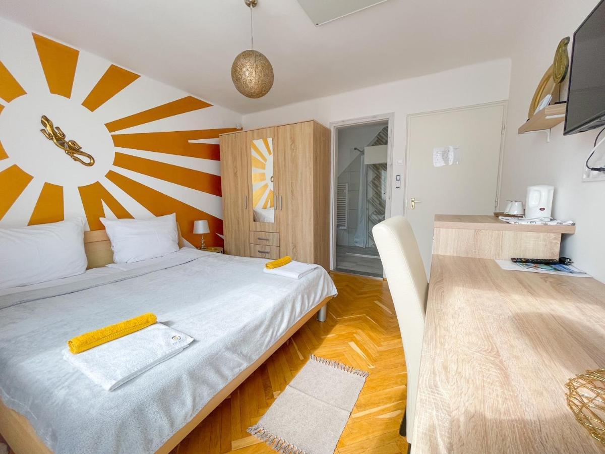 Deluxe Double Room Shower