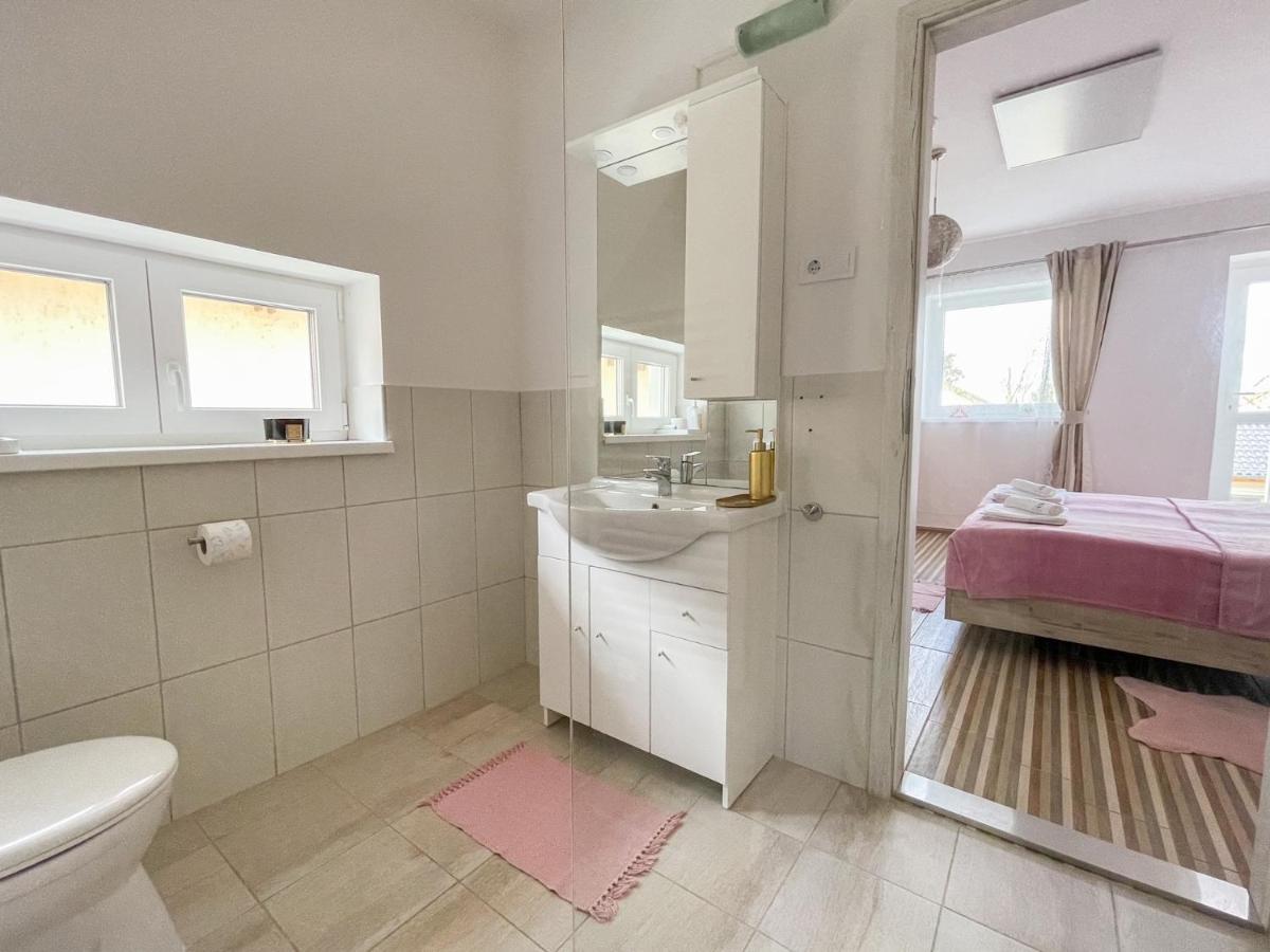 Deluxe Double Room Shower