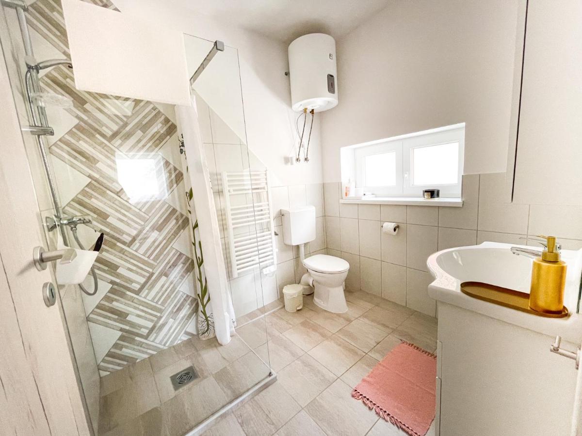 Deluxe Double Room Shower
