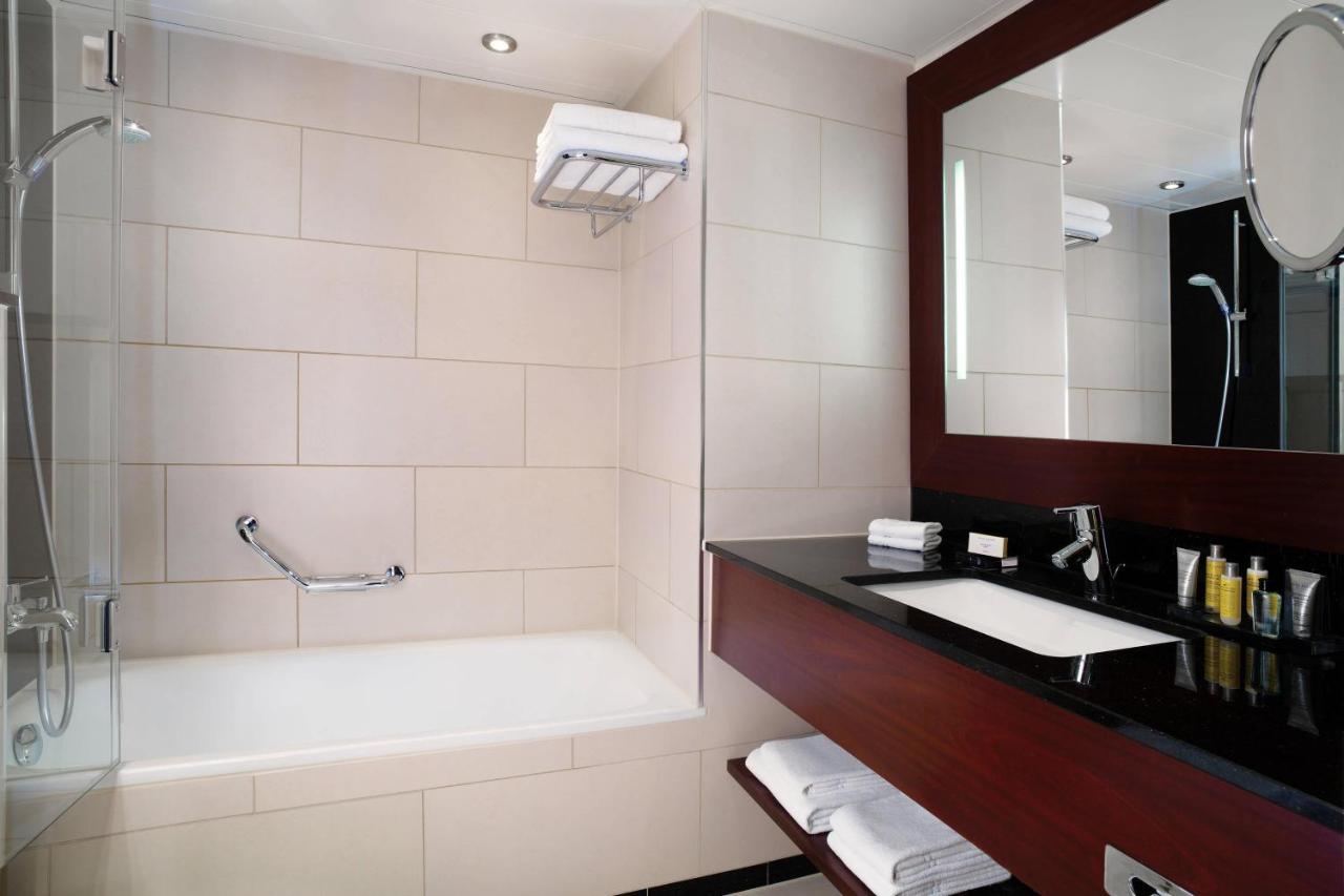 Club Twin Room Lake View M Club Lounge access