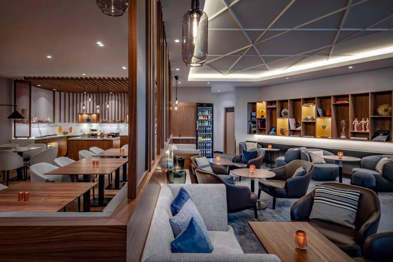 Junior Club Suite M Club lounge Access