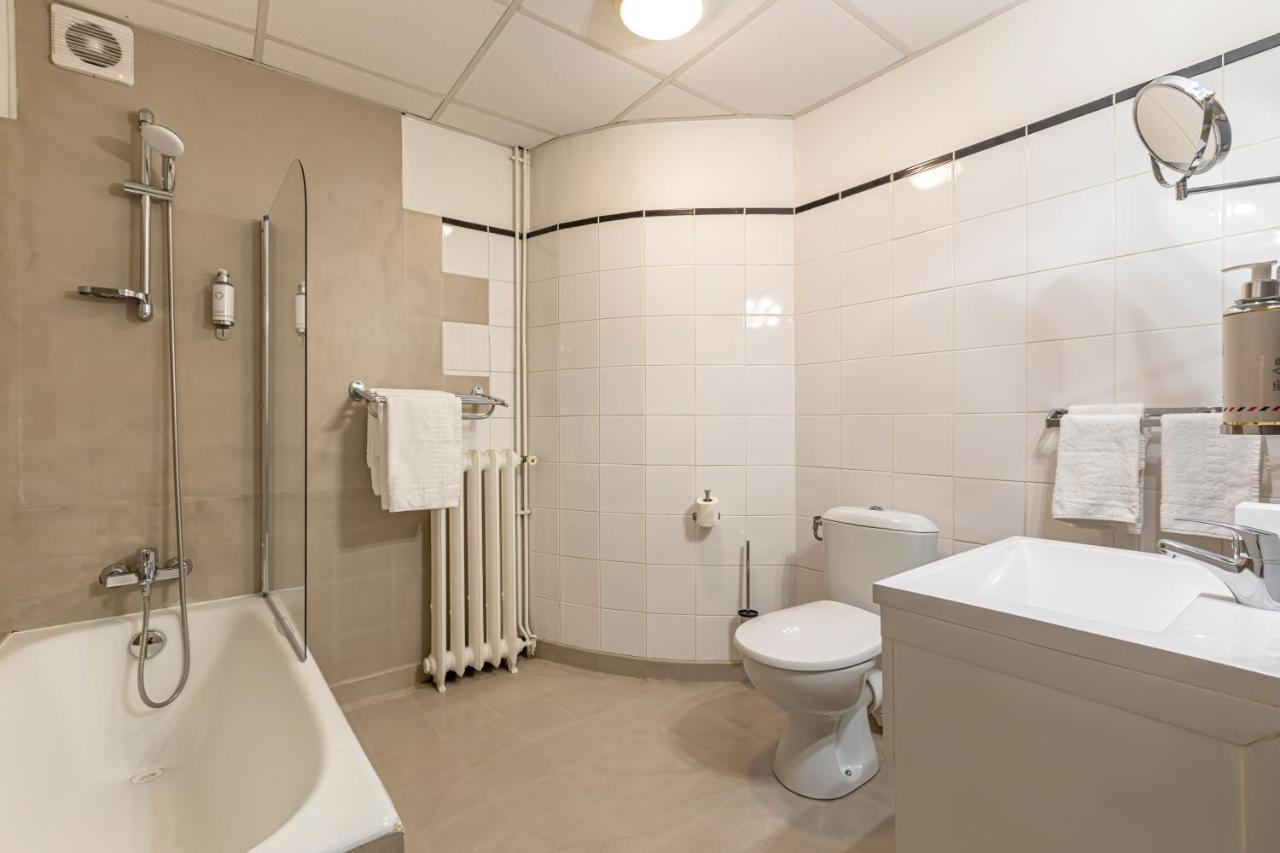 Triple Room with Eiffel Tower view,1386317801:JPEG