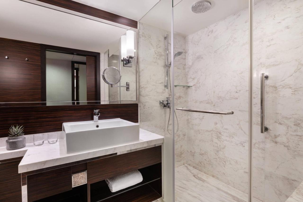1 King Bed Sea View Executive Lounge Access Room