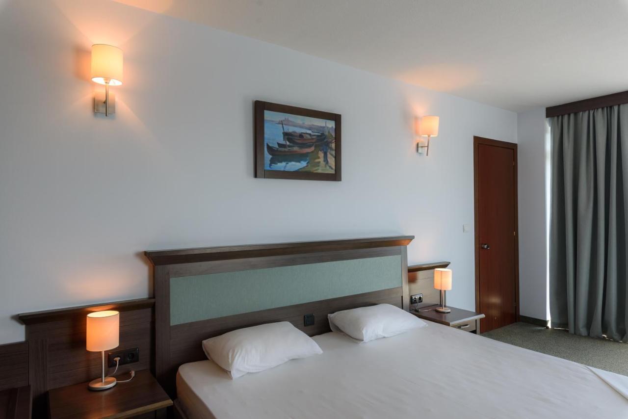 Family Room with Balcony,1388649989:JPEG