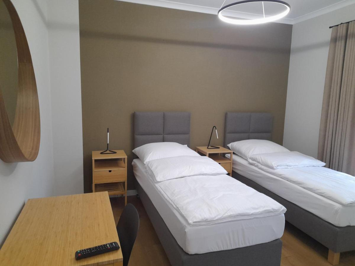 Pokój z 2 łóżkami pojedynczymi i prywatną łazienką