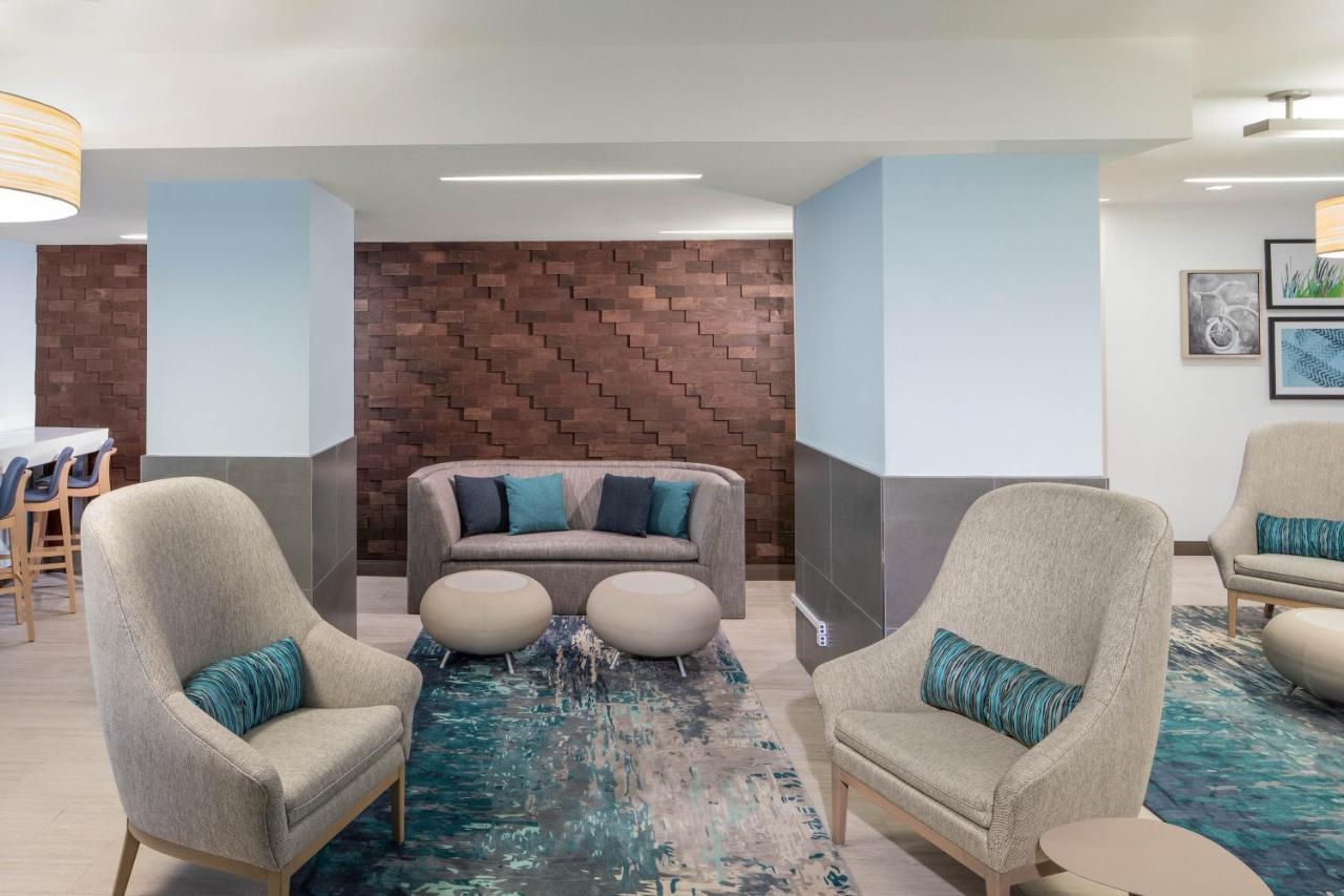 Apartament typu Junior Suite z 1 sypialnią z łóżkiem typu king-size i widokiem na miasto