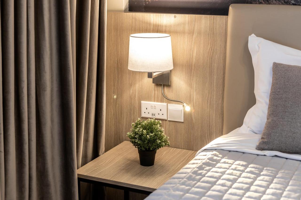 Deluxe Queen Suite