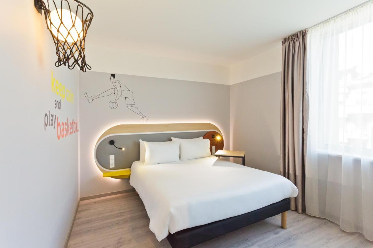 Room Queen Bed Sofa Bed