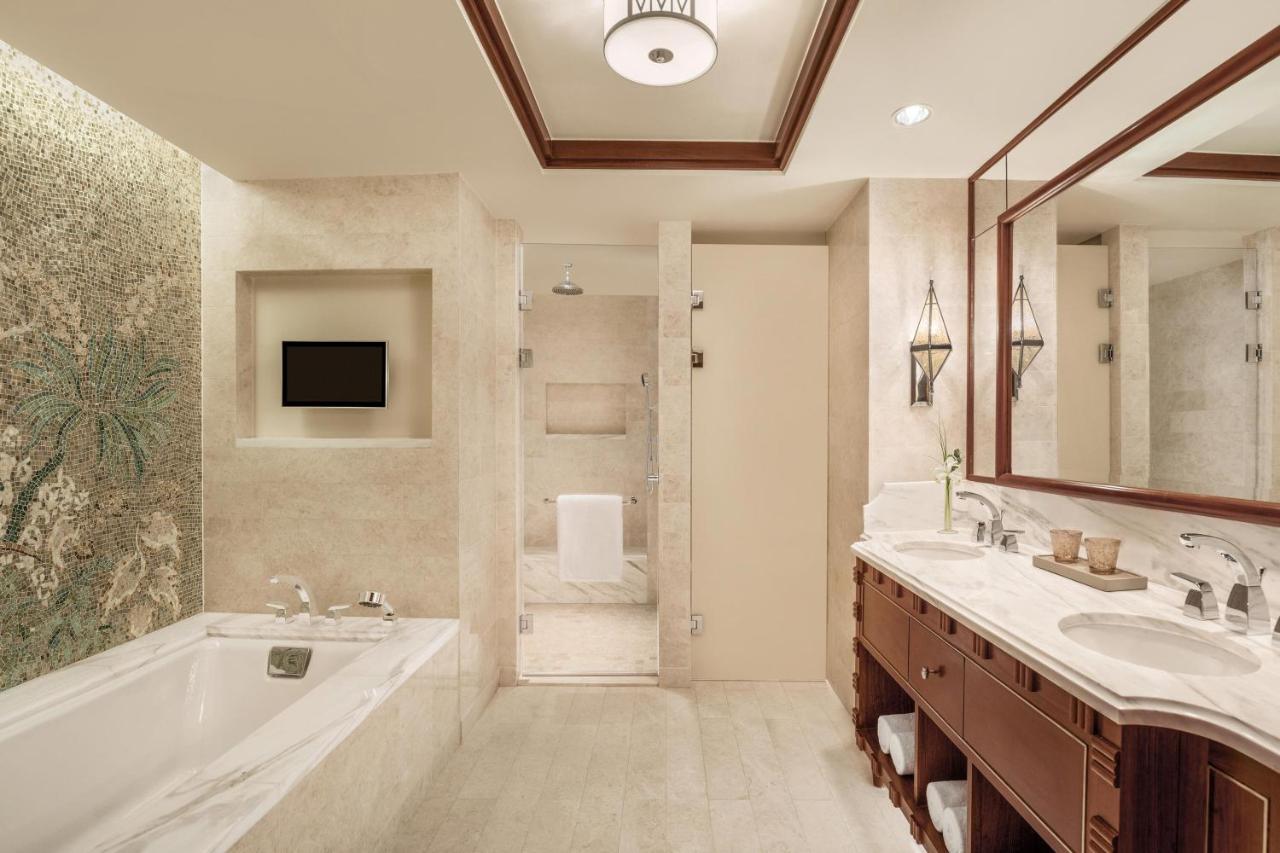 Grand Deluxe Larger Guest room 1 King Partial Nile view
