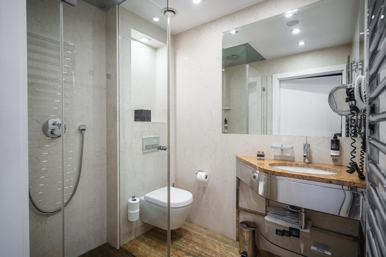 Superior Family Room,1412341265:JPEG