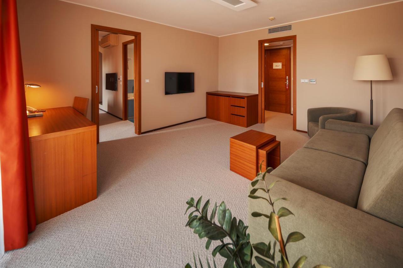 Deluxe Suite with Free Wellness Entrance,1416911613:JPEG