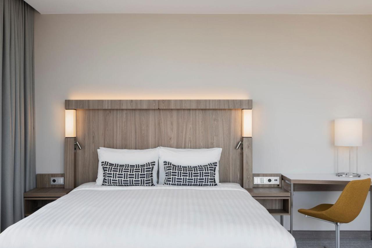Apartament typu Junior Suite z łóżkiem typu king-size, rozkładaną sofą i widokiem na miasto