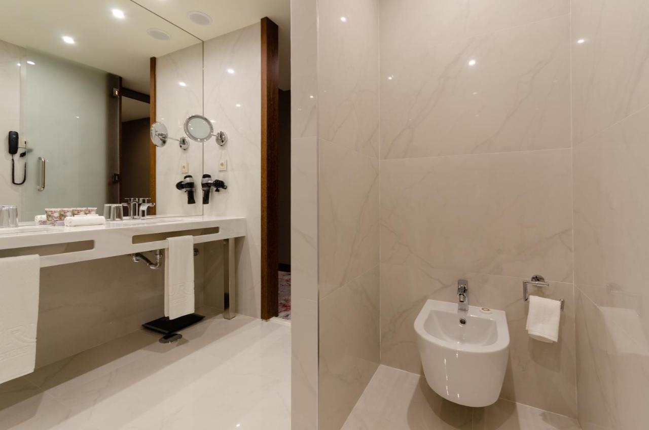 Superior Double Room Avenue View