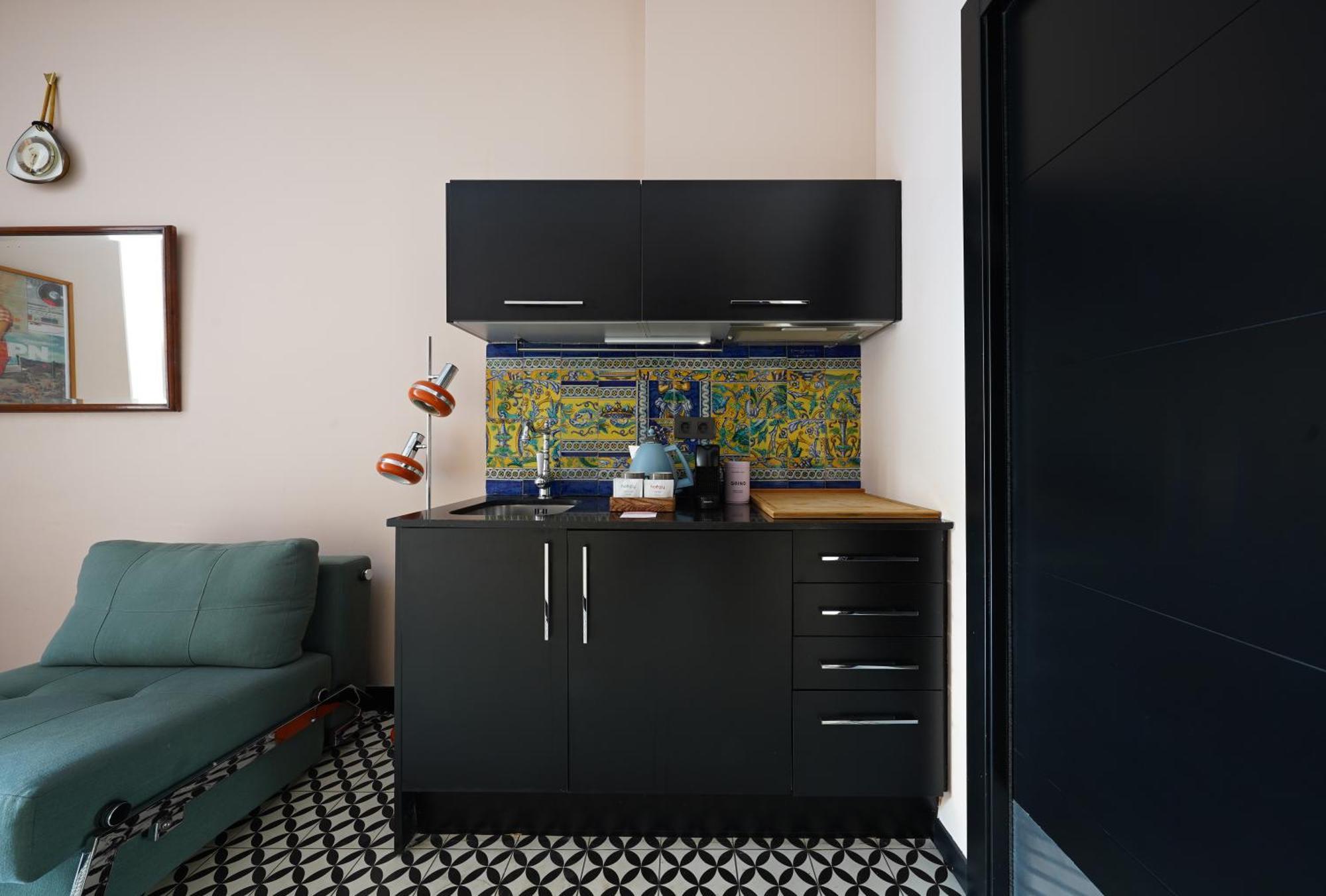 Medium Room with Terrace