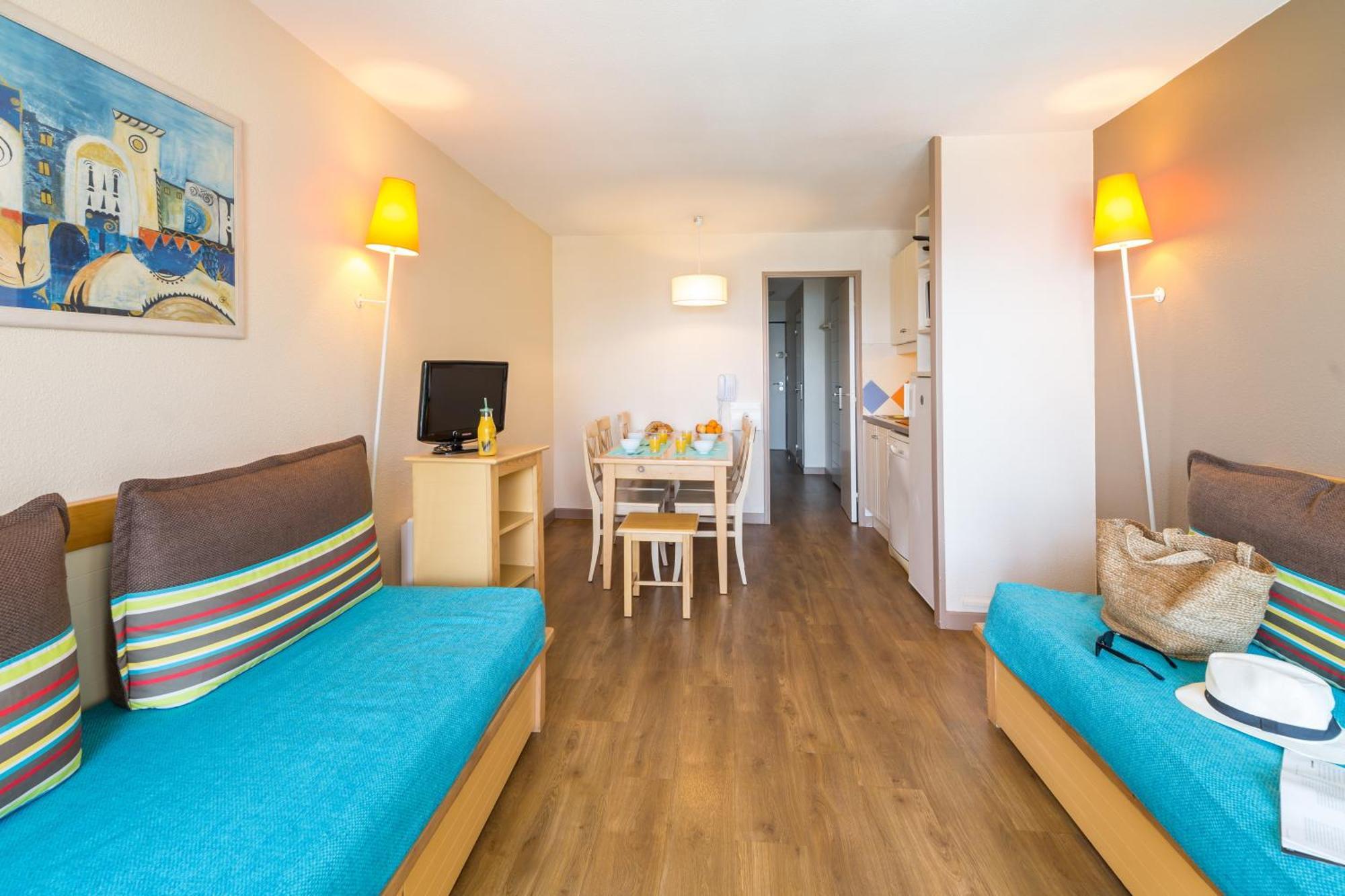 One-Bedroom Apartment Sleeping Alcove Terrace or Balcony Sea View