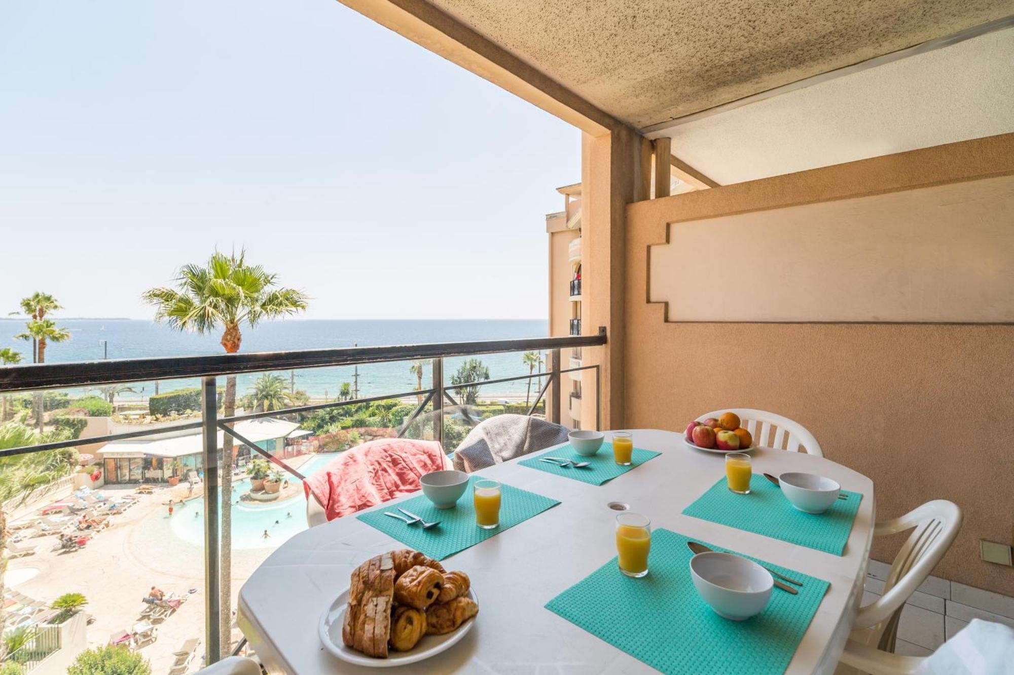 One-Bedroom Apartment Sleeping Alcove Terrace or Balcony Sea View