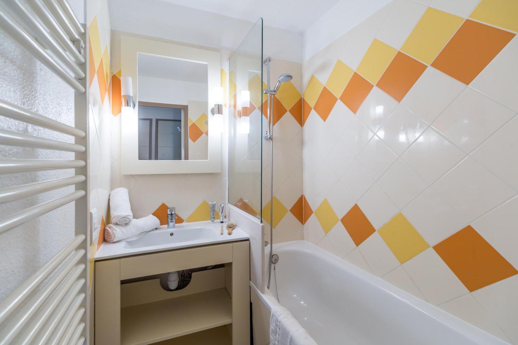 One-Bedroom Apartment Sleeping Alcove Terrace or Balcony Sea View