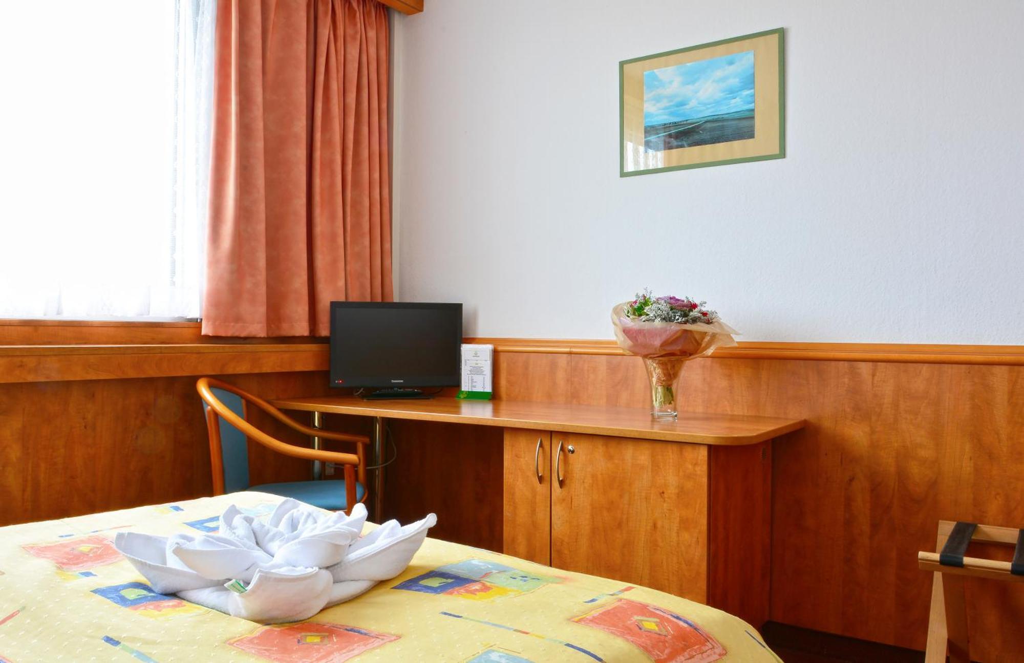 Single Room,1433721859:JPEG