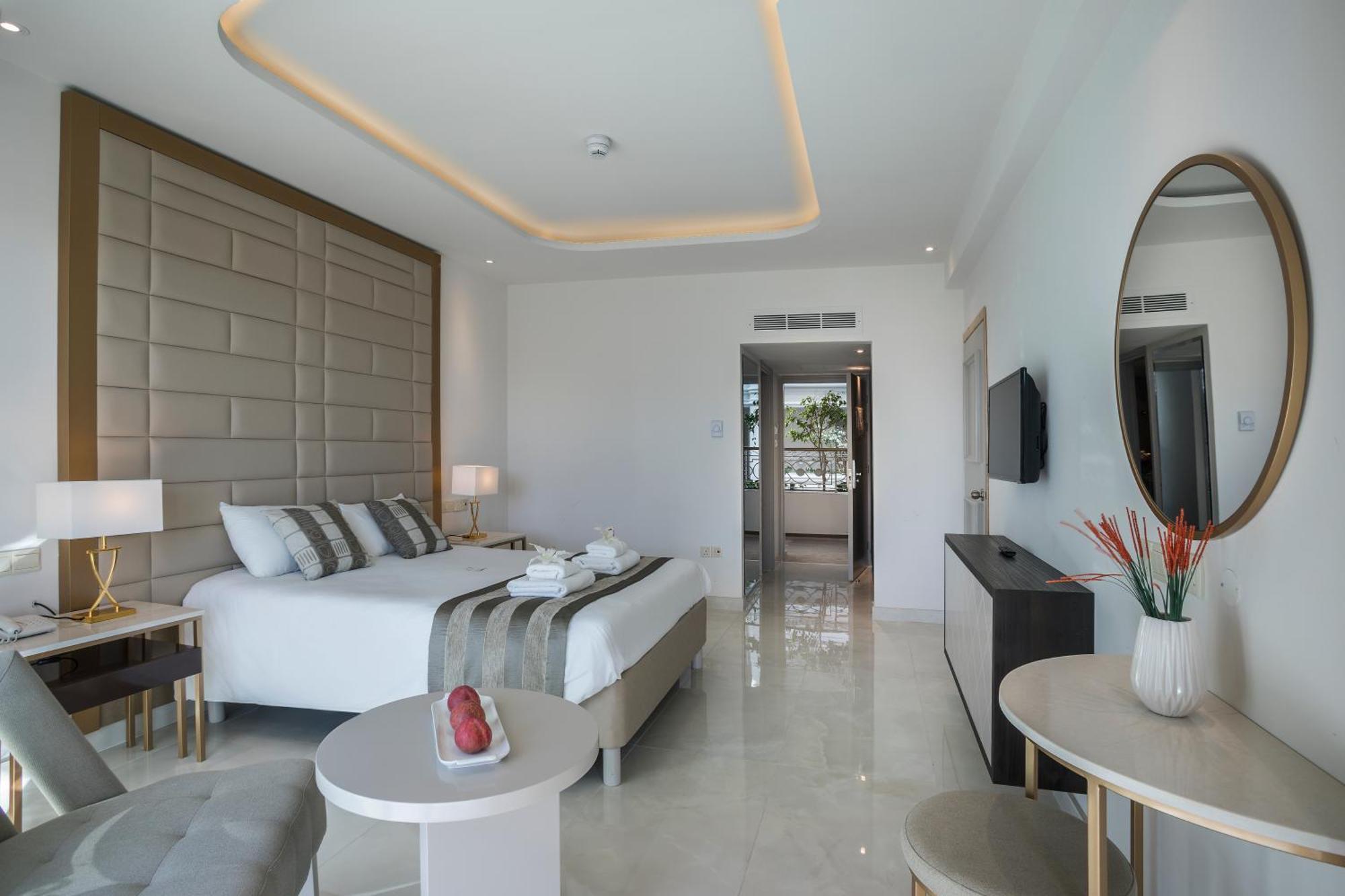 Double or Twin Room Front Sea View