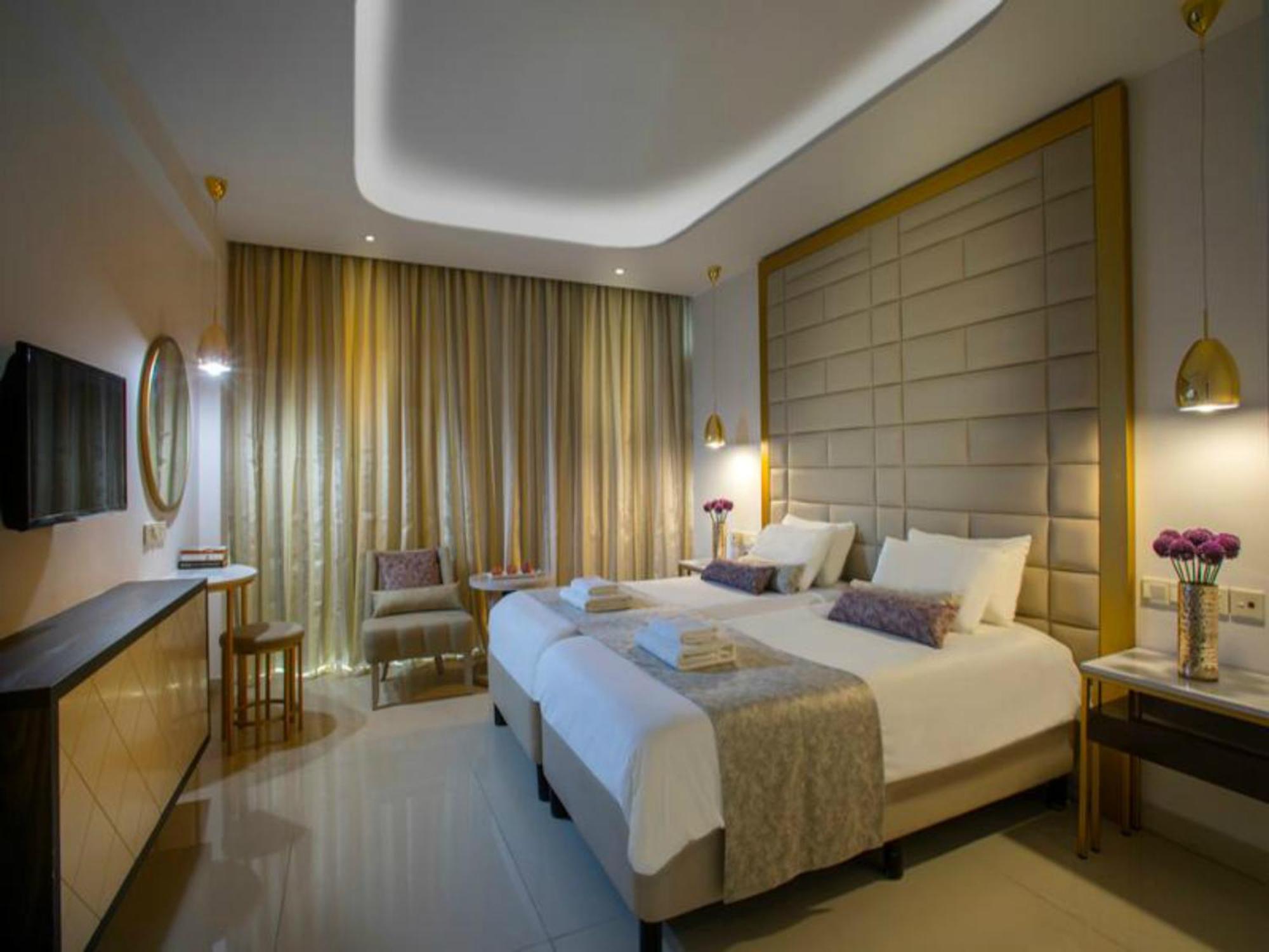 Double or Twin Room Front Sea View