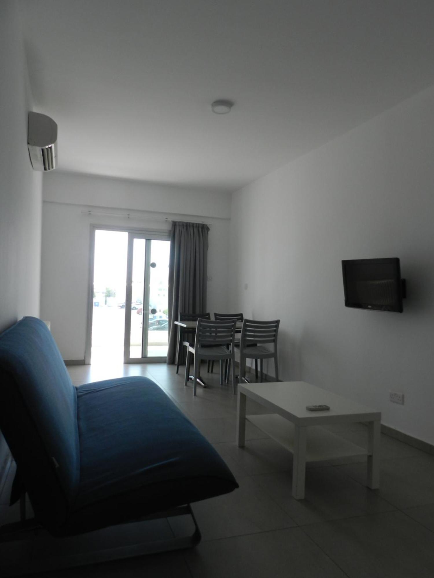 Deluxe One-Bedroom Apartment