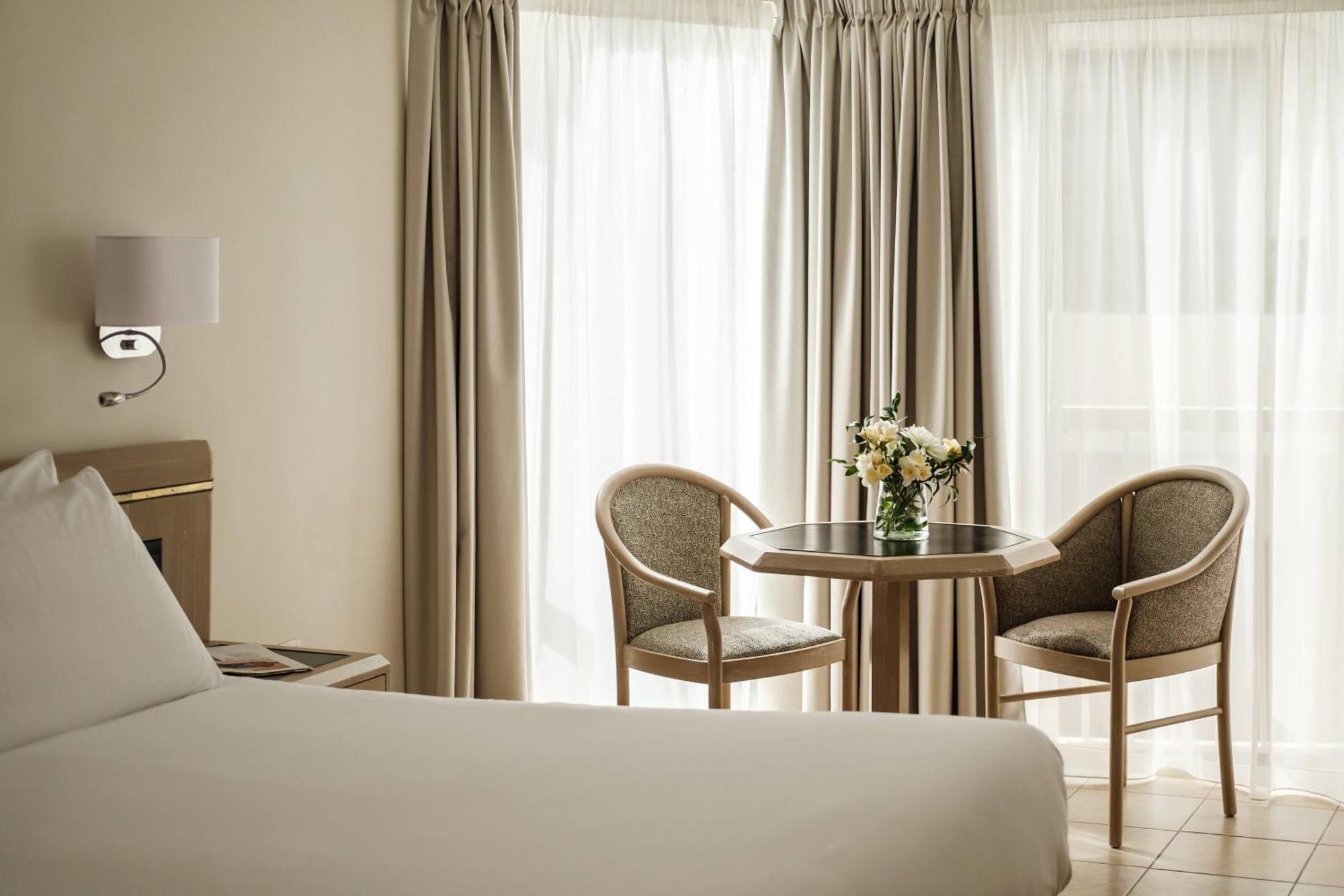 Double or Twin Room Lateral Sea View