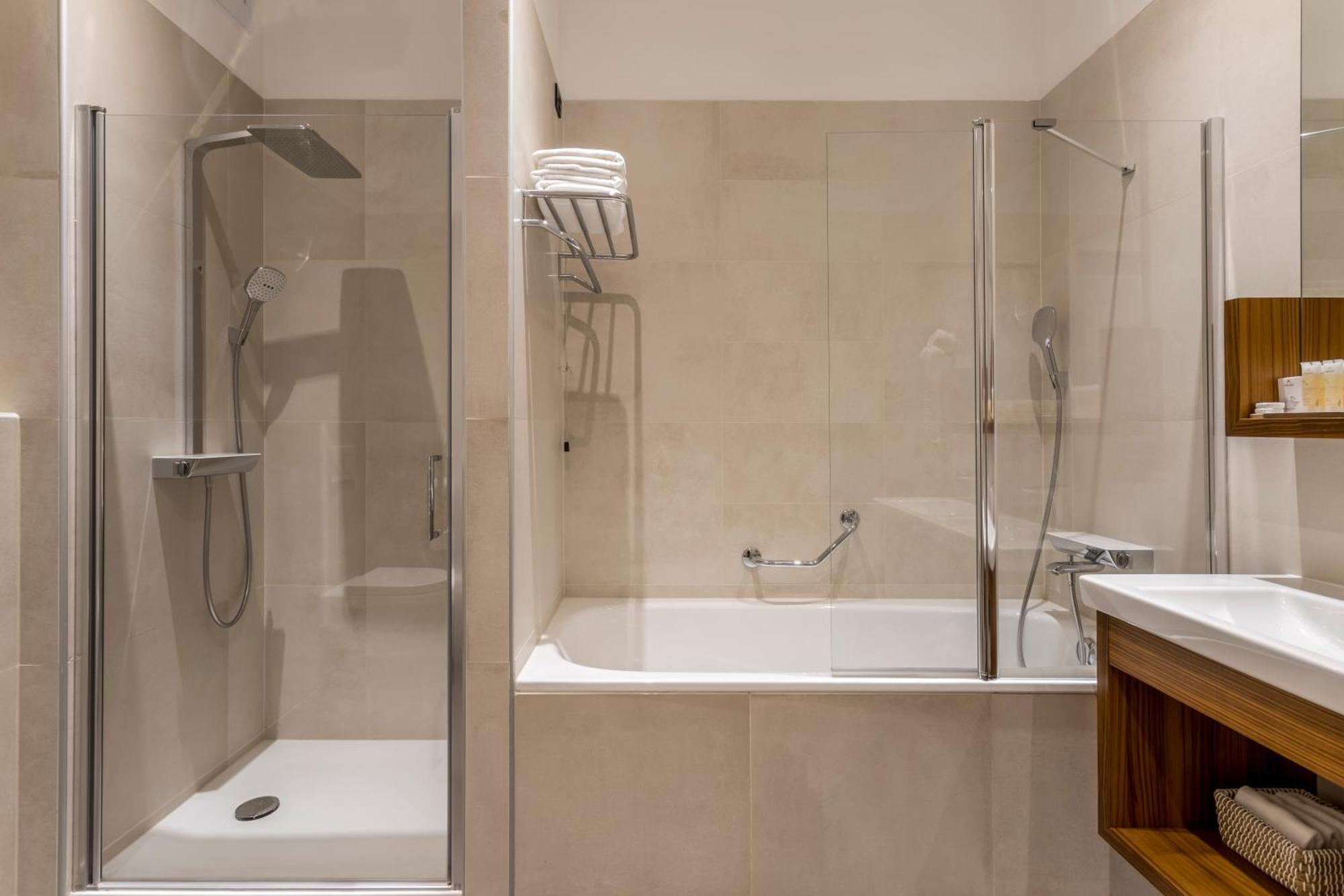 Deluxe King Room City View Spa Access