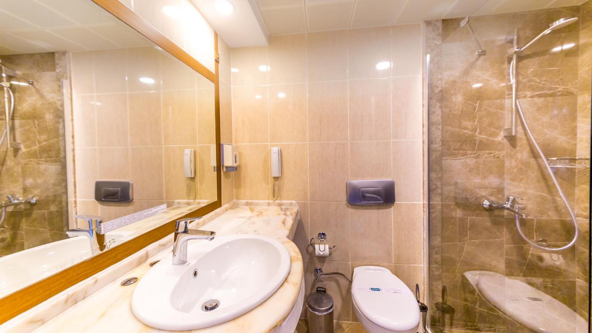 Pokój trzyosobowy typu Standard z widokiem na morze (hotel)