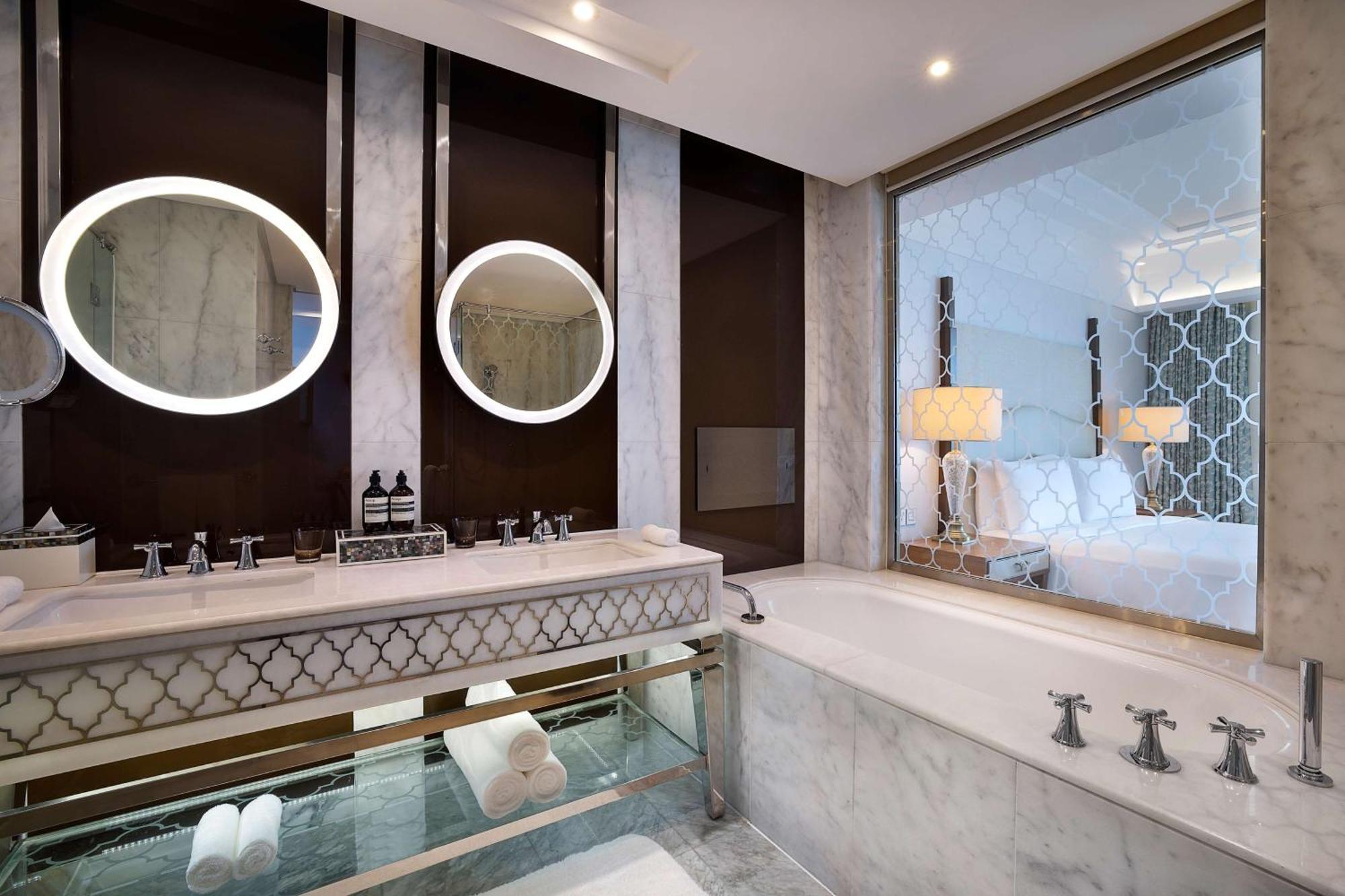 Deluxe Skyline King Room Sea View