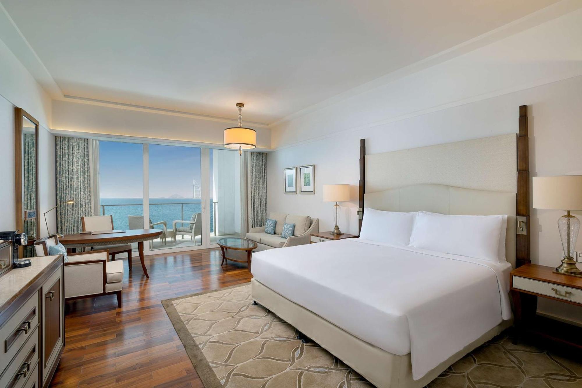 One-Bedroom Club Suite Sea View
