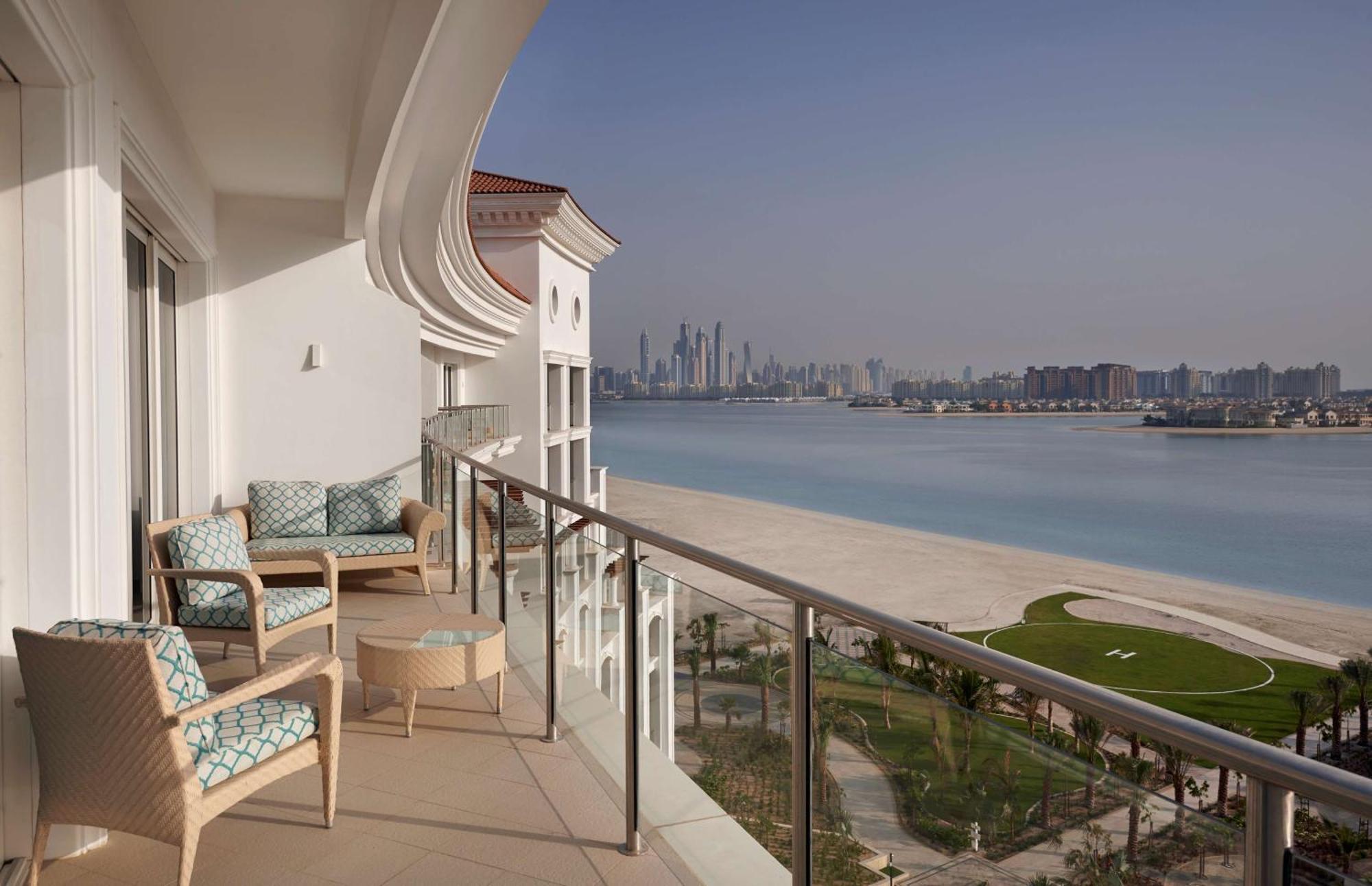 One-Bedroom Club Suite Sea View