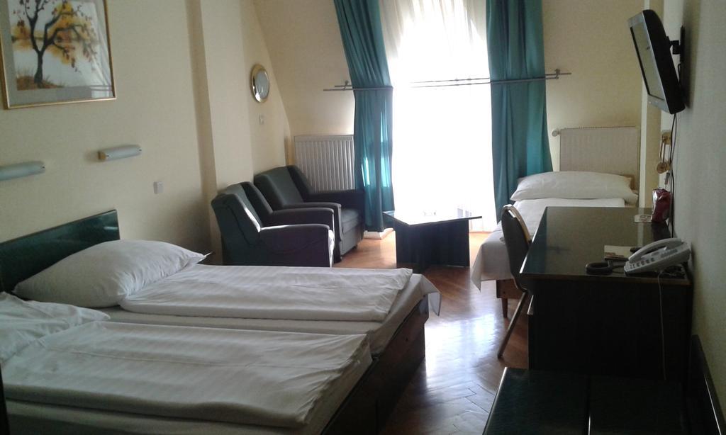 Pokój trzyosobowy z prysznicem