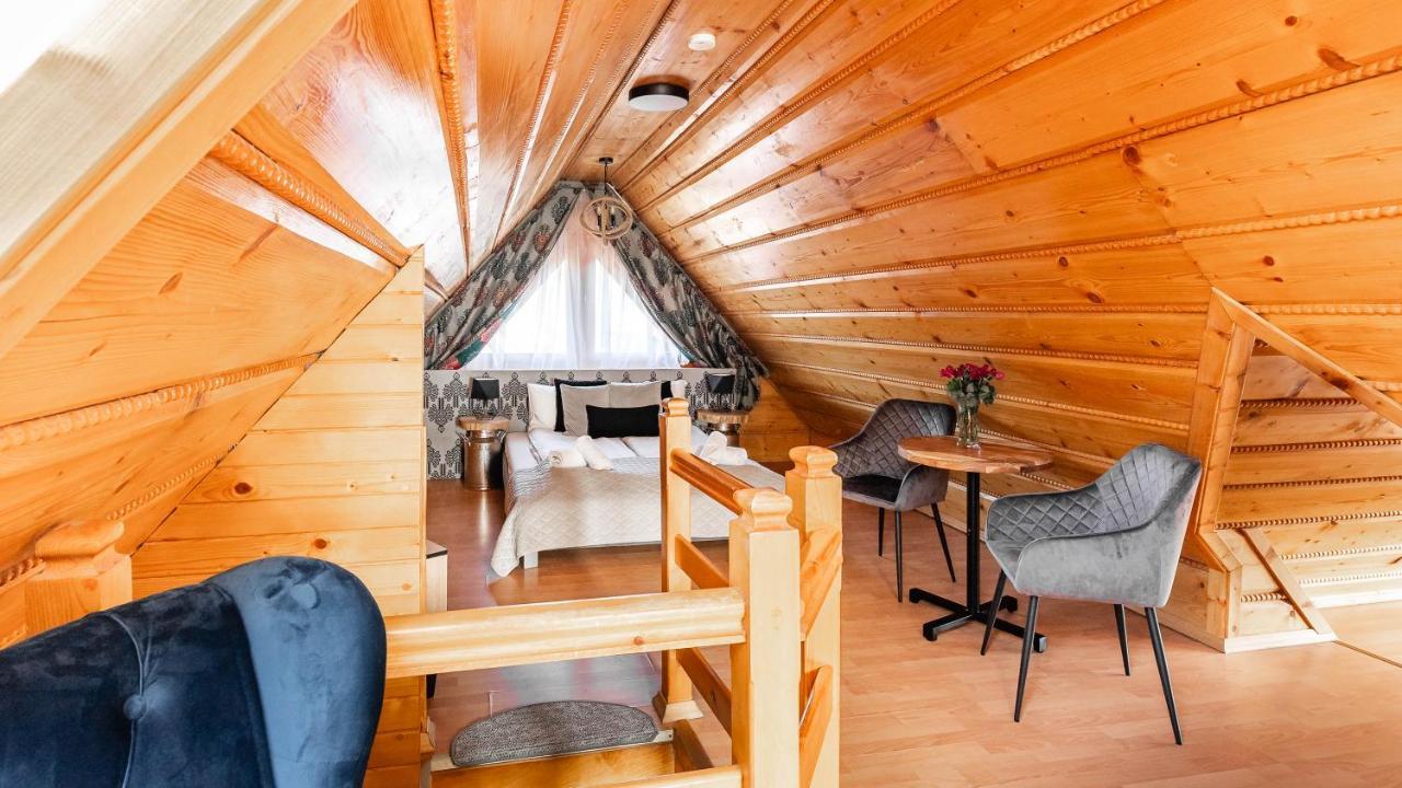 Studio (2 Adults),1484439848:JPEG