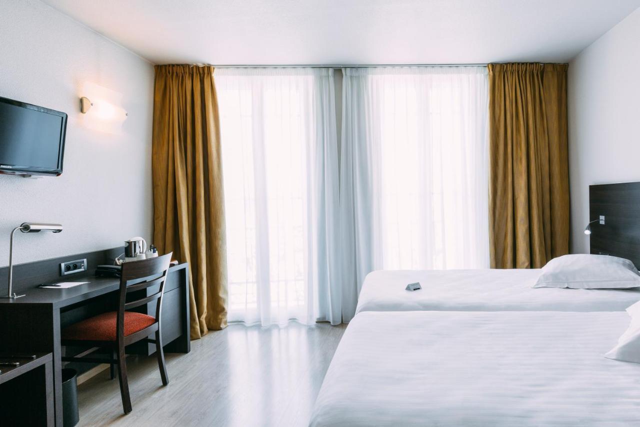 Deluxe Twin Room Old Port Side View