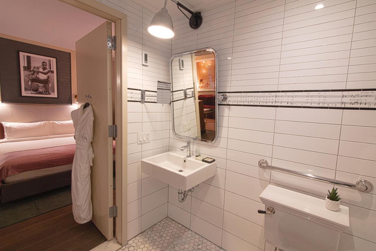 Accessible Deluxe 1 Queen Bed,1669815616:JPEG