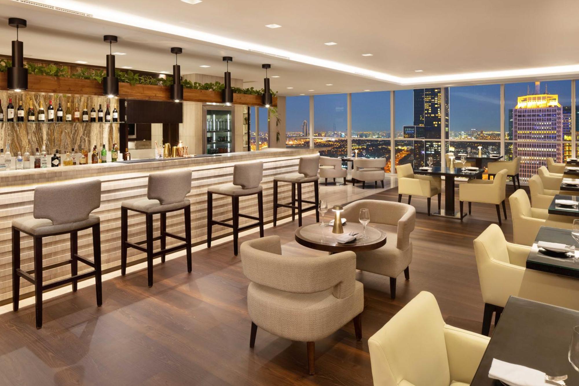 Presidential Suite Club lounge access 1 King Skyline view