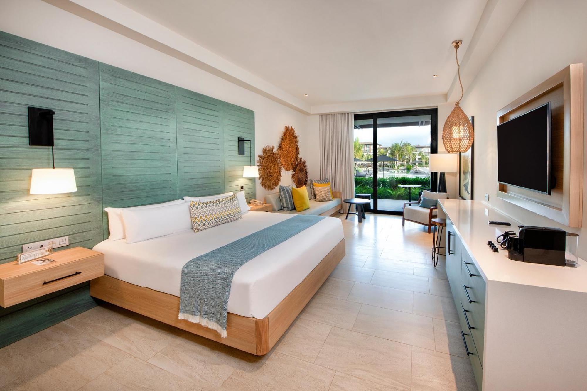 Apartament typu Junior Suite Resort z łóżkiem typu king-size i widokiem na basen