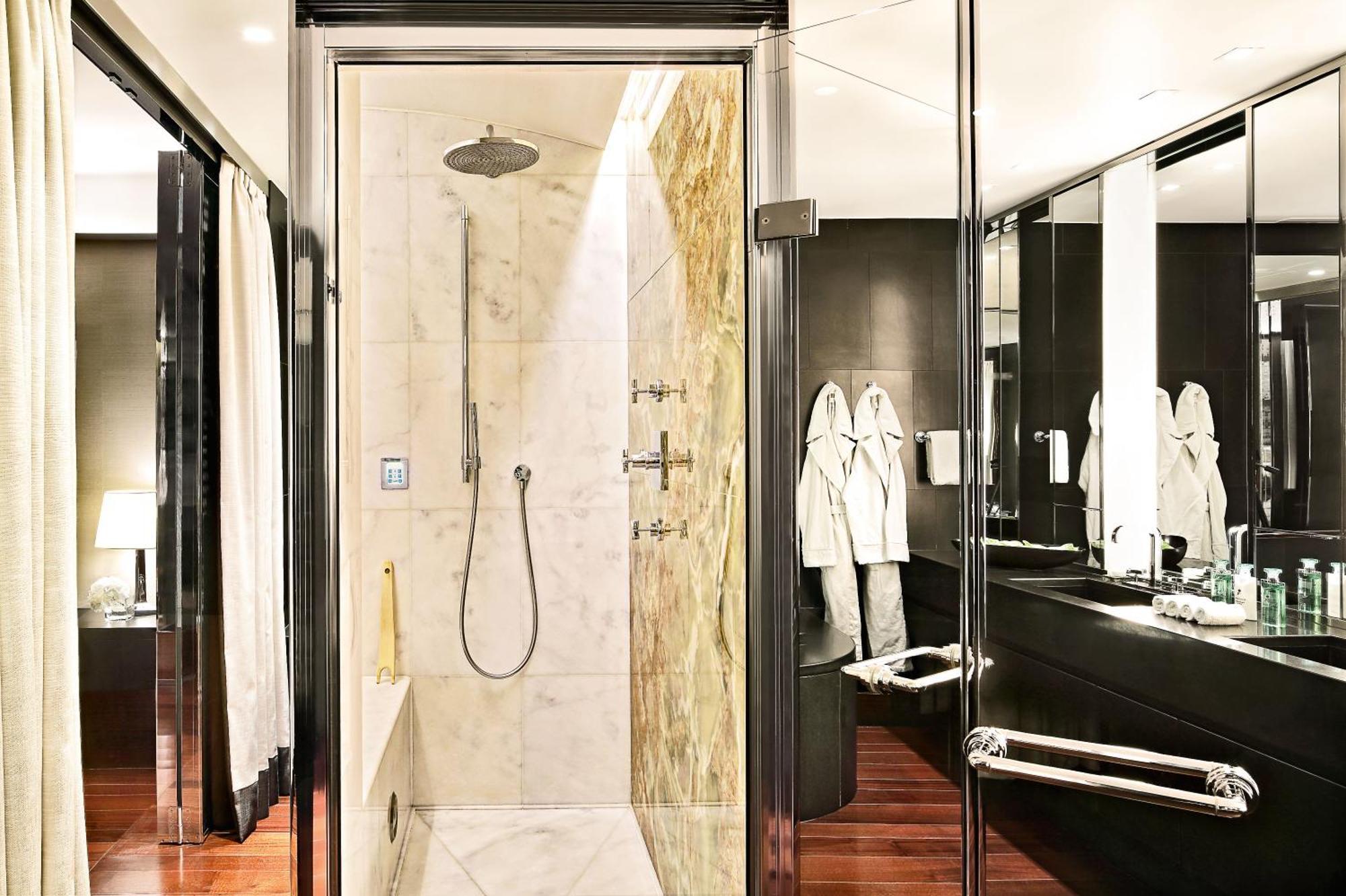 Apartament prezydencki typu Bvlgari Suite z 2 sypialniami i łóżkiem typu king-size