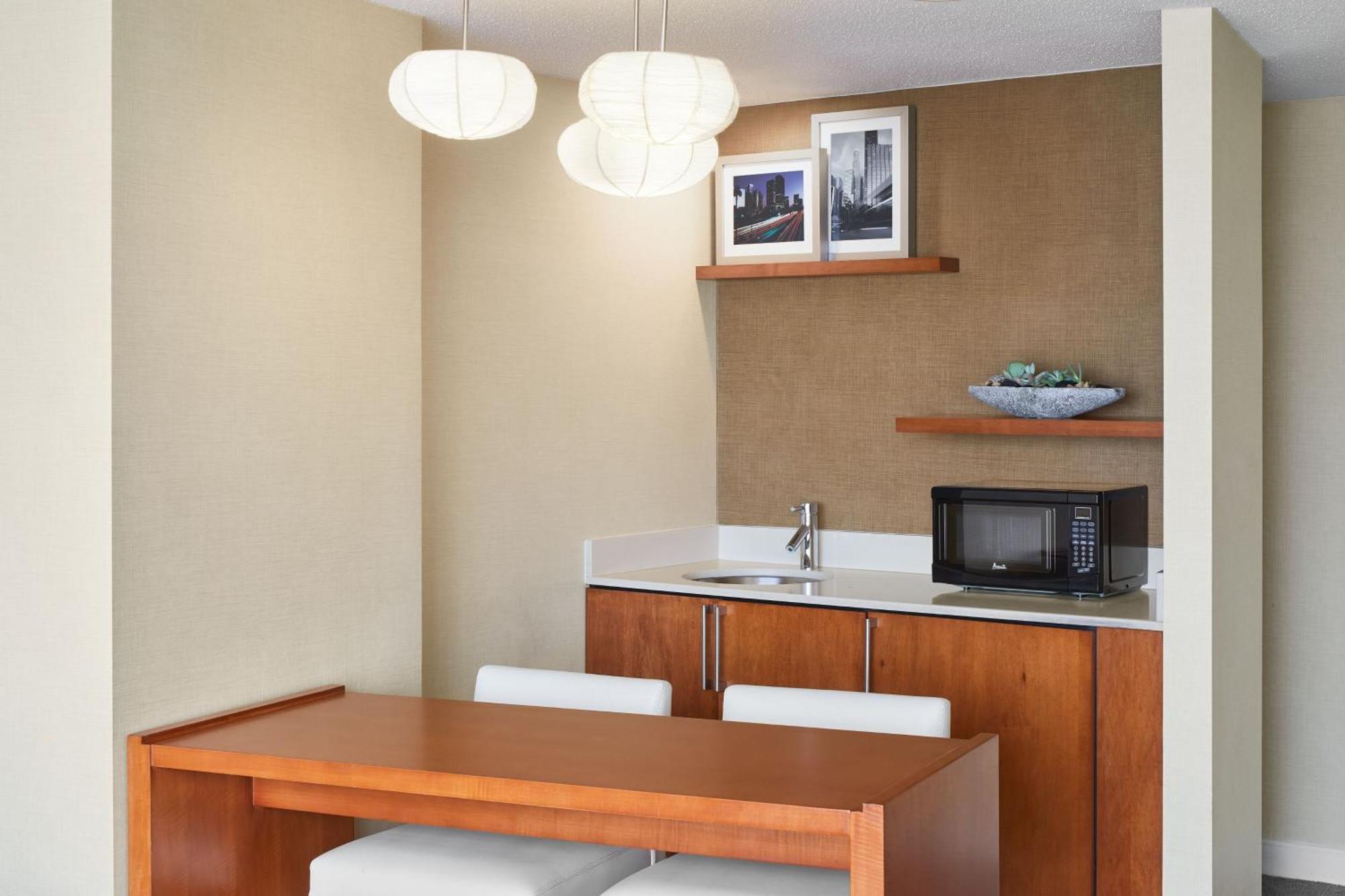Narożny apartament typu Redondo Suite z 1 sypialnią, łóżkiem typu king-size, rozkładaną sofą i widokiem na miasto