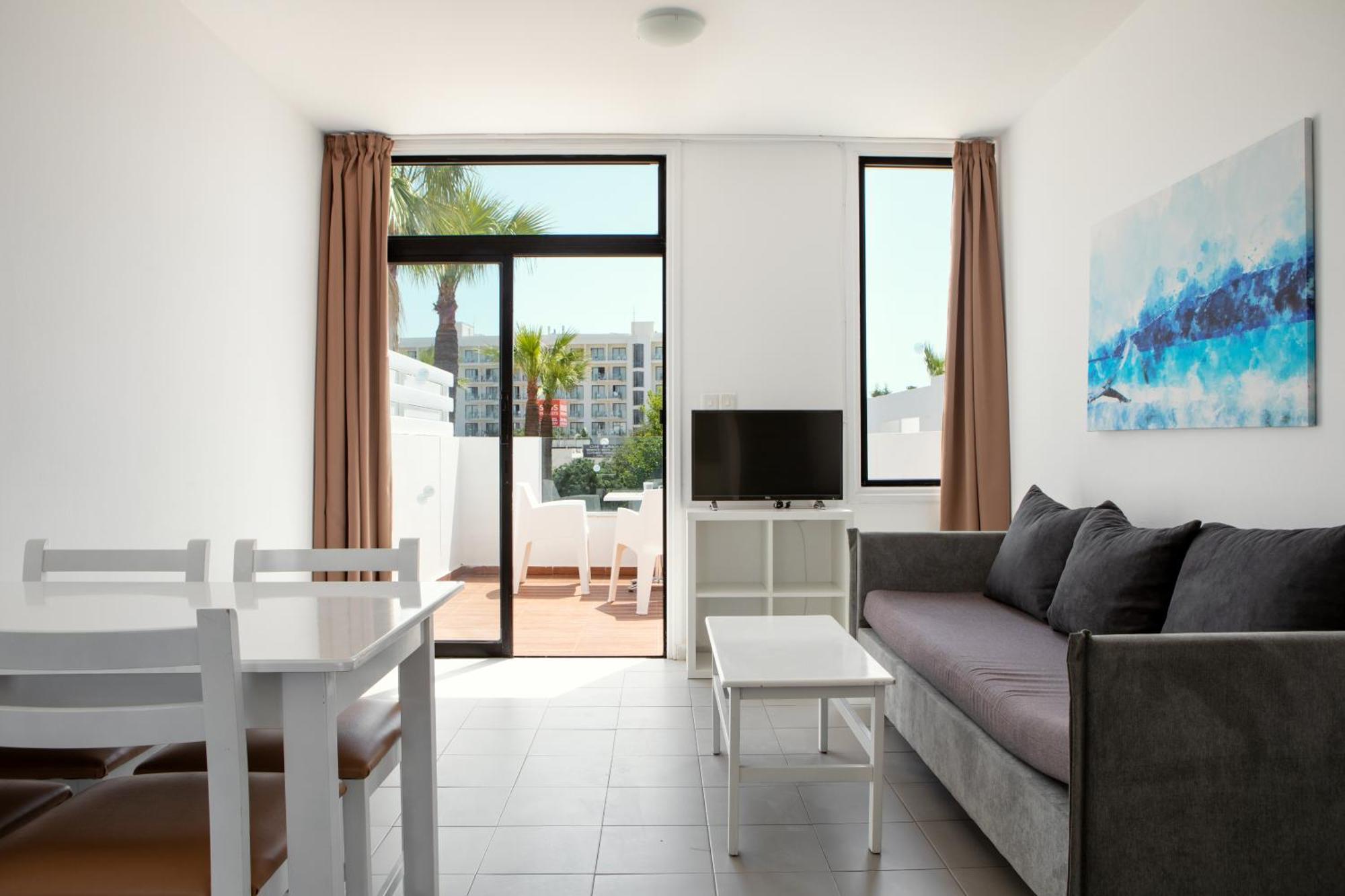 Deluxe One-Bedroom Apartment Terrace Pool View Split Level