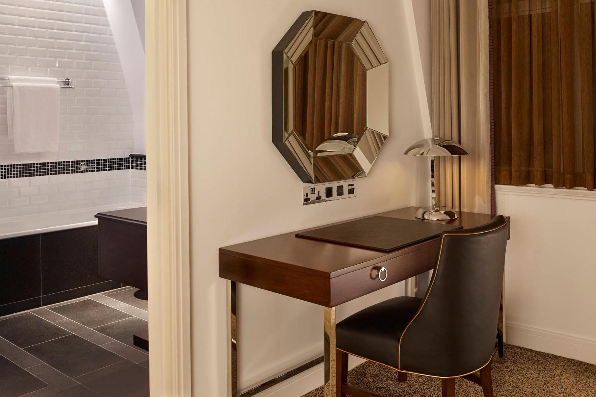 Apartament typu Suite z 1 sypialnią, łóżkiem typu king-size i widokiem na park – dostęp do salonu Club Lounge