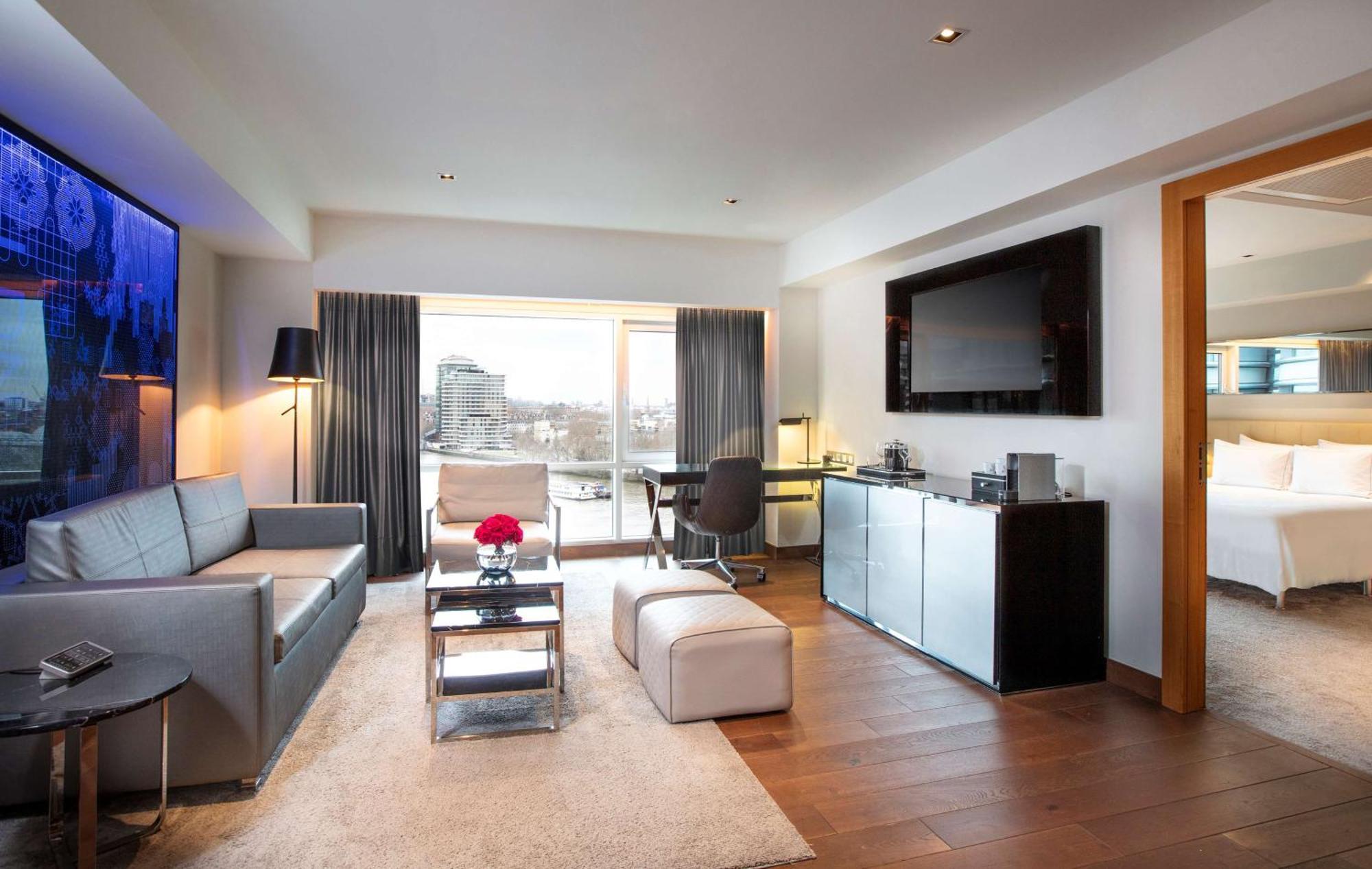 Apartament typu Suite z 1 sypialnią, aneksem kuchennym, balkonem i widokiem na rzekę