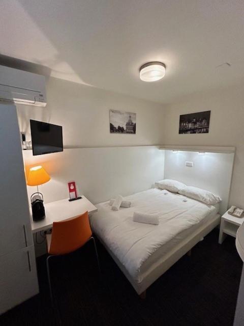 Single Room Souterrain Bedsize 120 cm Shared Toilet
