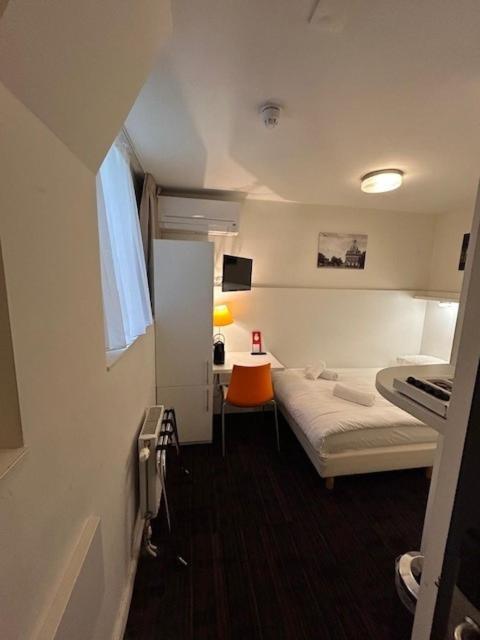Single Room Souterrain Bedsize 120 cm Shared Toilet