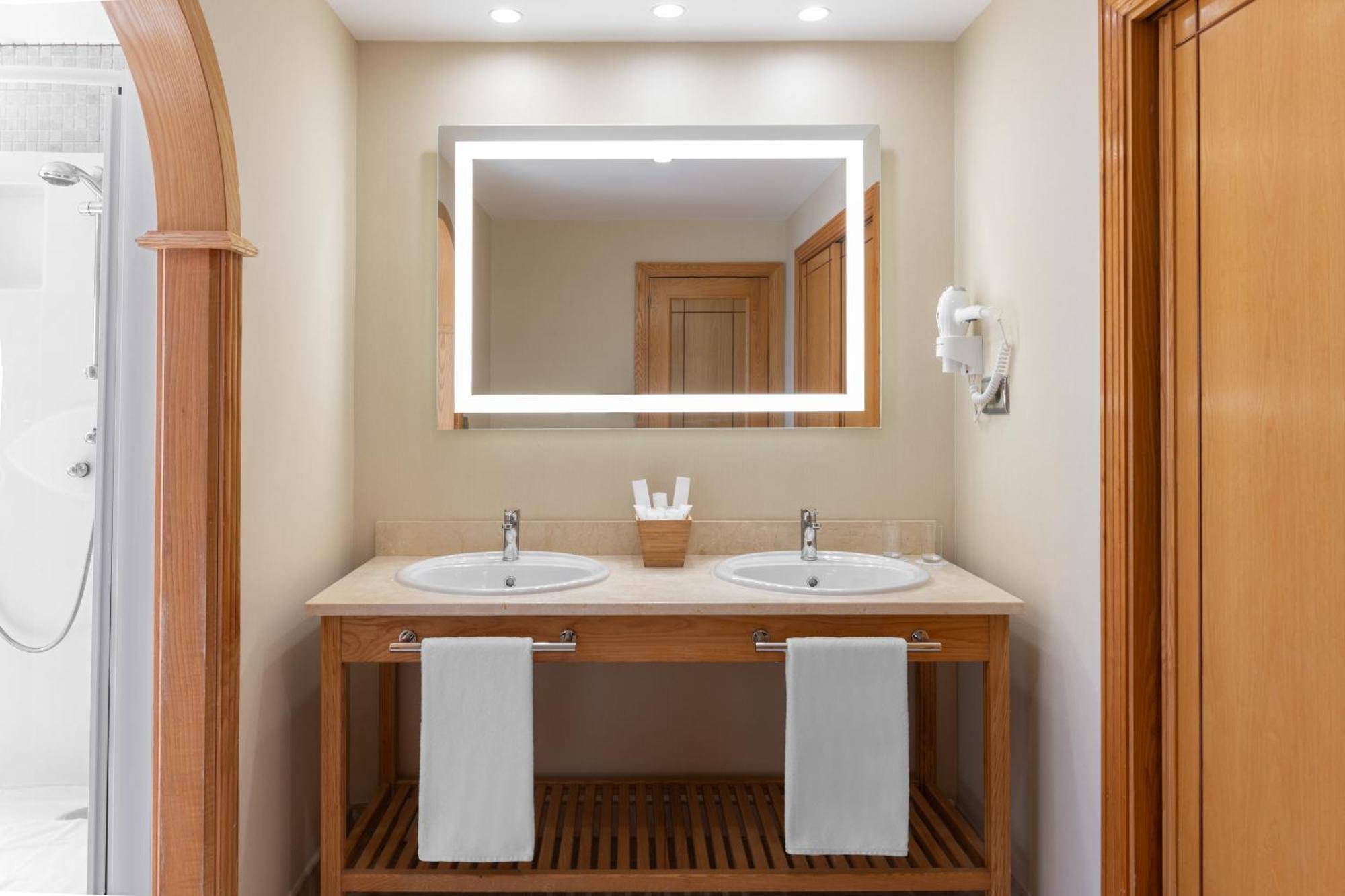 Apartament typu Junior Suite z widokiem na morze (2 osoby dorosłe + 2 dzieci)