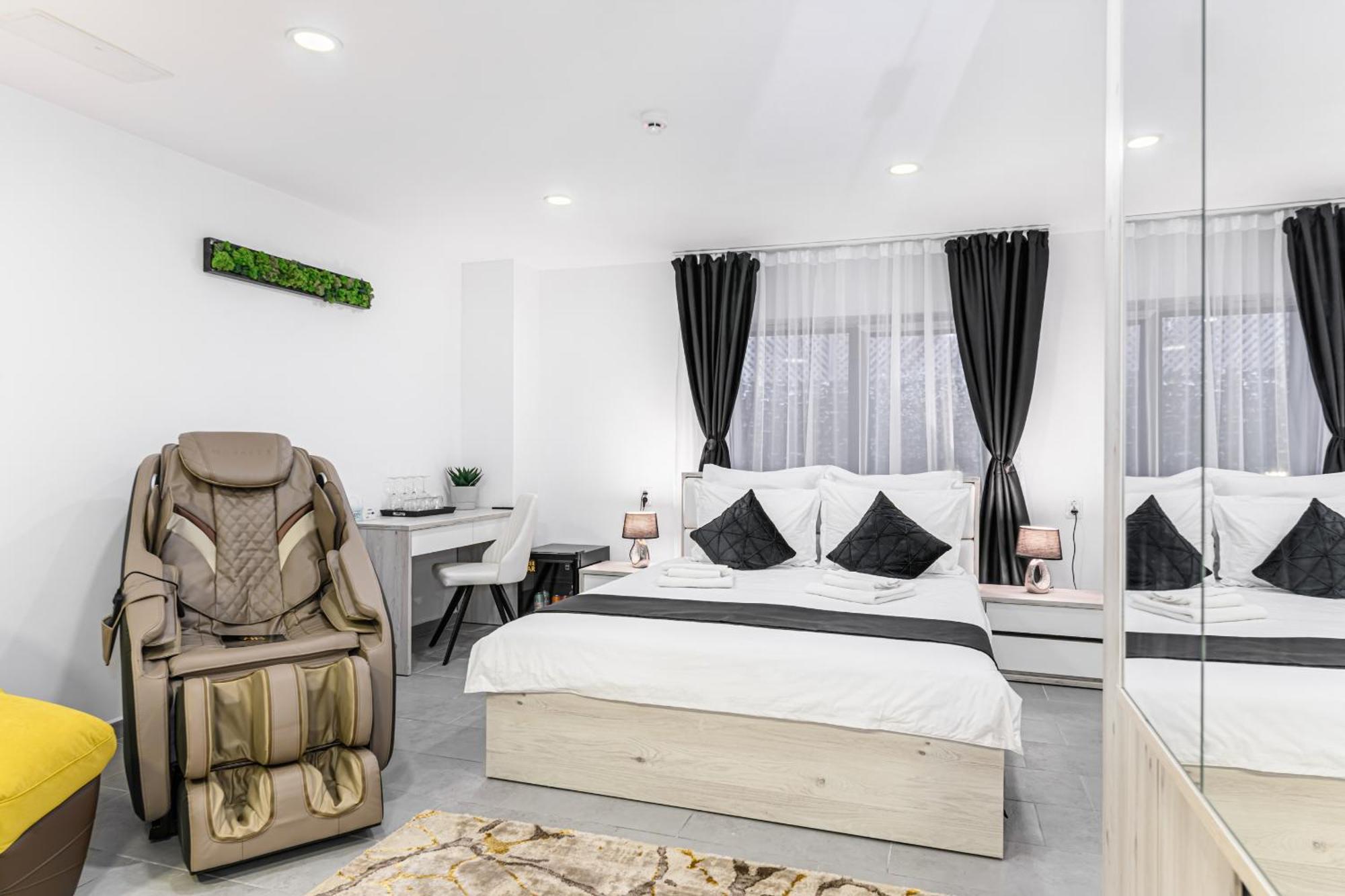 Deluxe Family Room