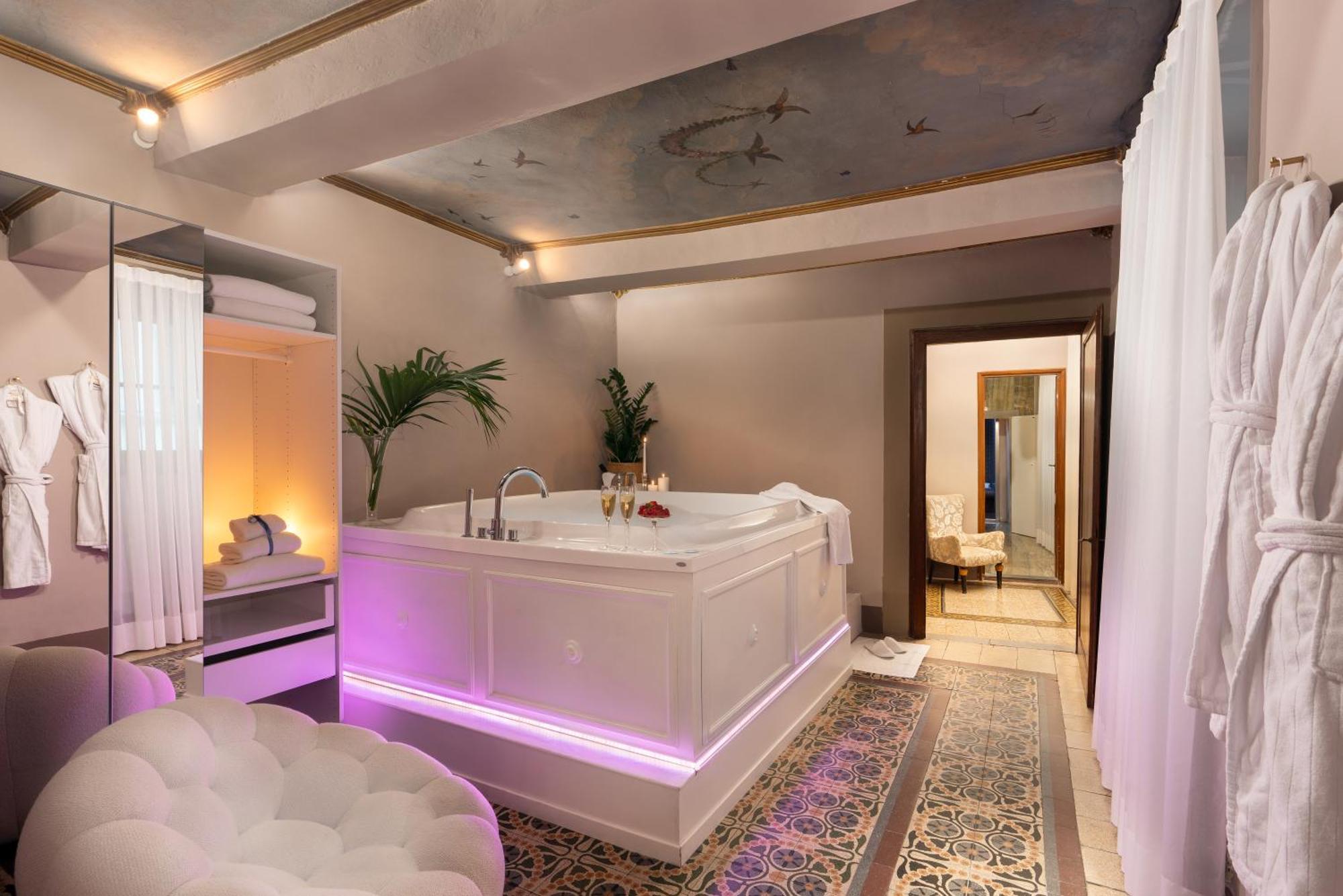 Apartament typu Suite z łóżkiem typu queen-size i wanną z hydromasażem