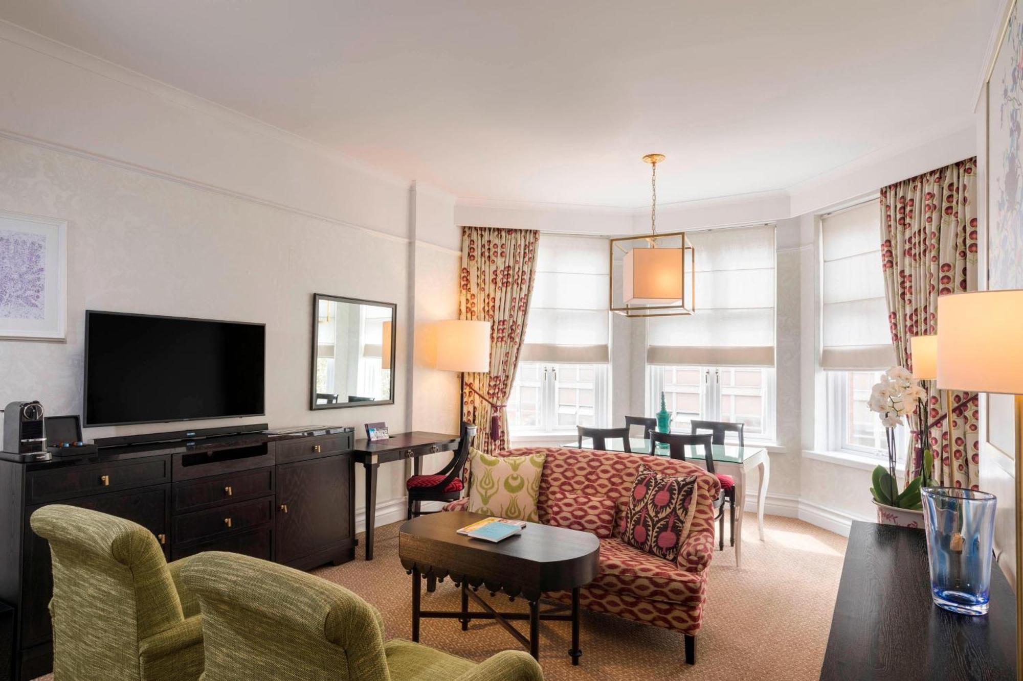 Suite, 1 King, Sofa bed,1524975130:JPEG