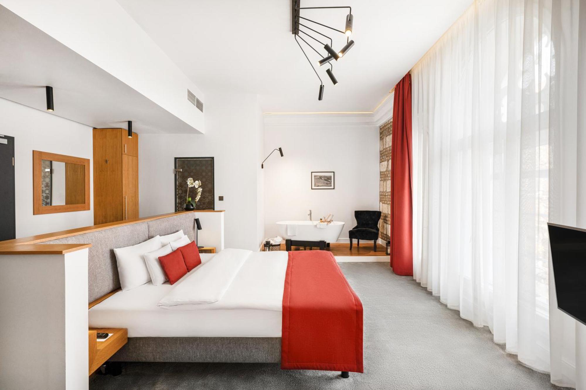 Deluxe Suite,1525206943:JPEG