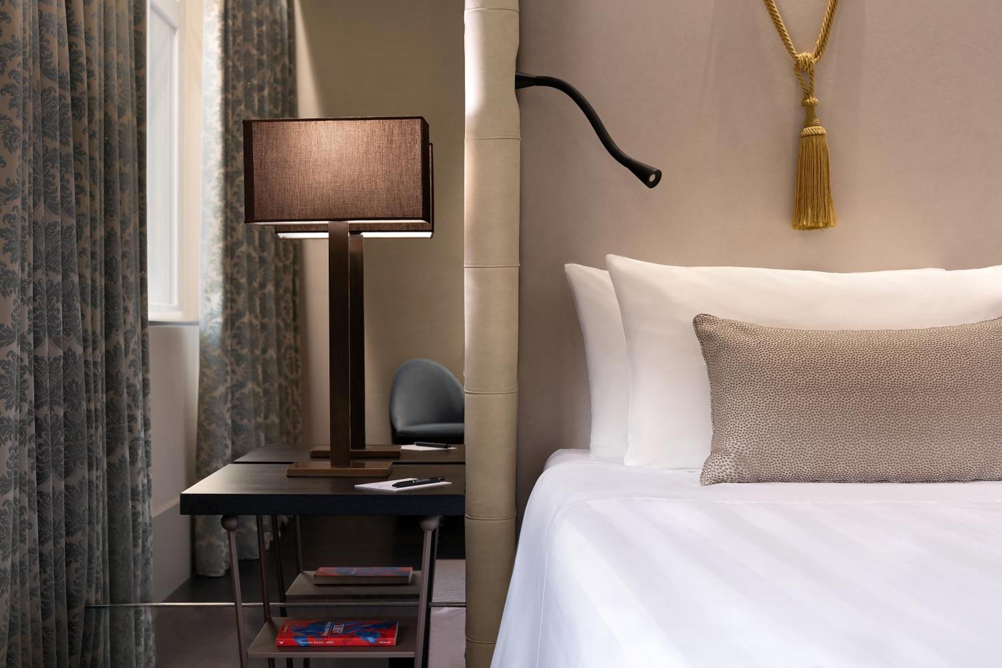 Apartament typu Junior Suite z łóżkiem typu king-size i widokiem na miasto